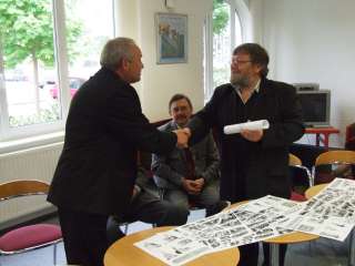 2. Dénes Sándor alpolgármester átveszi a madártávlati képet.JPG 2. Dénes Sándor alpolgármester átveszi a madártávlati képet.JPG