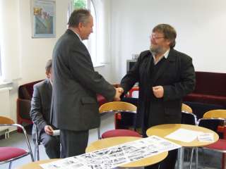 4. A nagykanizsai Városvédő Egyesület elnöke, Cserti Tibor veszi át a madártávlati képet.JPG 4. A nagykanizsai Városvédő Egyesület elnöke, Cserti Tibor veszi át a madártávlati képet.JPG