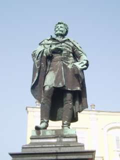 Győr, Bécsi kapu tér. Kisfaludy Károly szobra.jpg Győr, Bécsi kapu tér. Kisfaludy Károly szobra.jpg